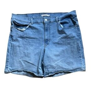 Levi's Women's Classic Blue Jean Shorts Size 33 or 16